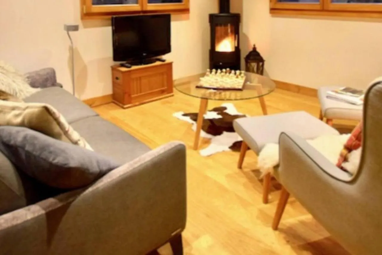 8 Person Chalet With Hot Tub In Portes Du Soleil Montriond