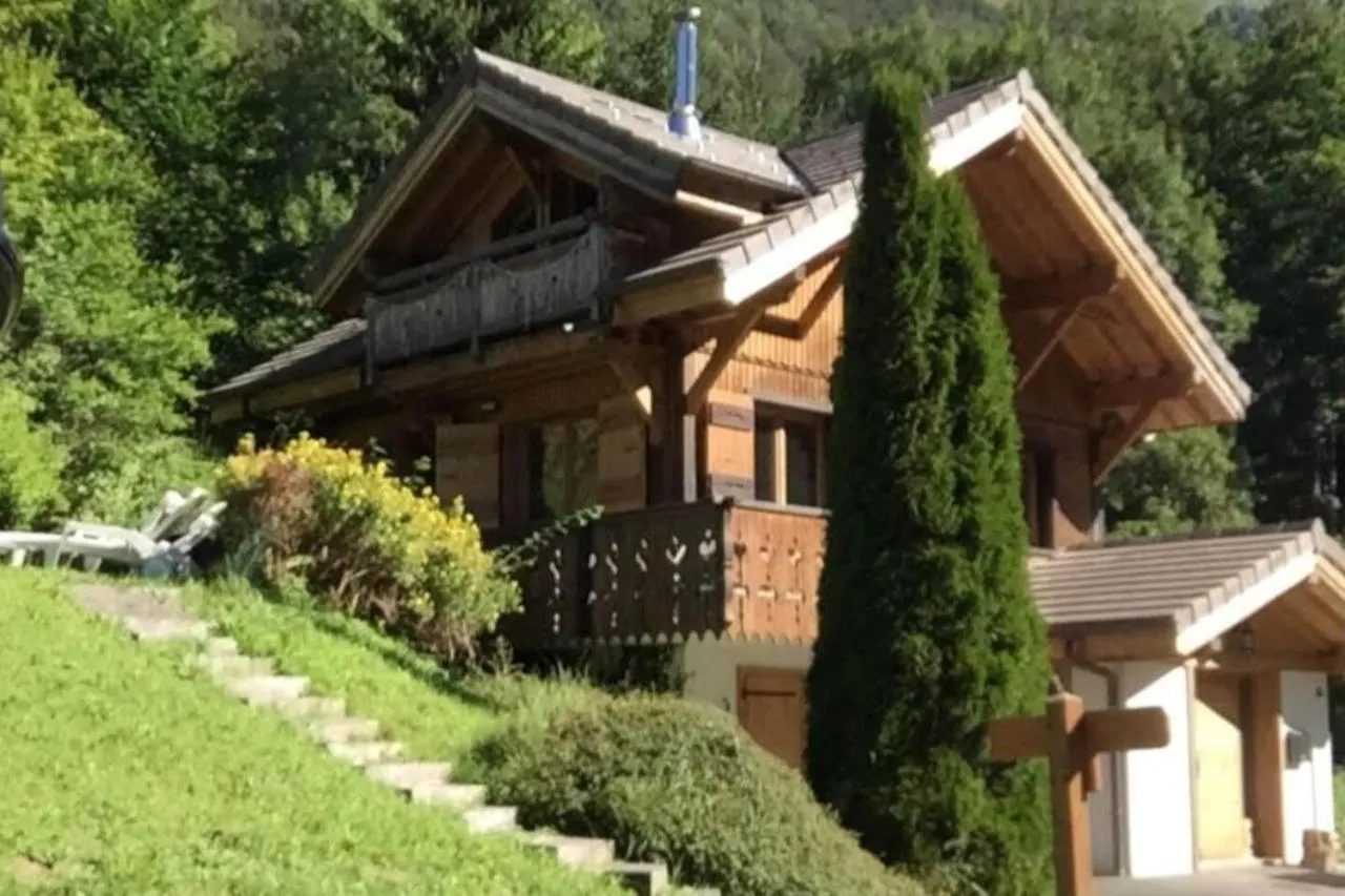 8 Person Chalet With Hot Tub In Portes Du Soleil Montriond